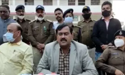 దారిలో వెళ్లే వ్యక్తులను బీడీకి చిల్లర ఇవ్వమని అడుగుతాడు.. ఇవ్వకుంటే..!