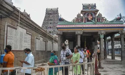 ఆలయ ప్రవేశంపై వివాదం.. దళితులను బహిష్కరించిన గ్రామస్తులు.!