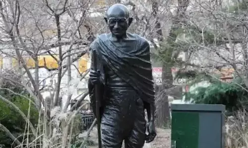 అమెరికాలో గాంధీజీ విగ్ర‌హం ధ్వంసం