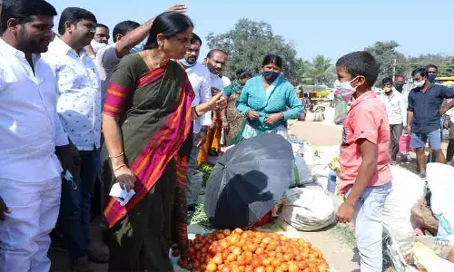 కూరగాయలు అమ్ముతున్న బాలుడిని చూసిన మంత్రి సబిత.. తర్వాత ఏం జరిగిందంటే..