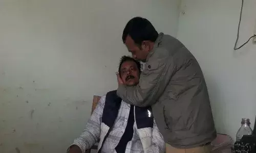 ఇదెక్కడి న్యాయం.. ప్రశ్నించినందుకు.. జర్నలిస్టుపై దాడి చేసిన పోలీసులు