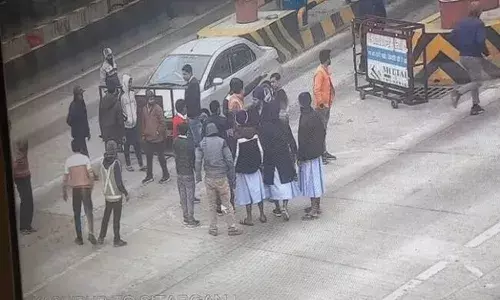 టోల్ కట్టమన్నారు.. కత్తులు బయటకు వచ్చాయి..