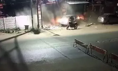 కారు బీభత్సం : పోలీసుల మీదకు ఓవర్ స్పీడ్ లో వెళ్లి..