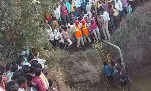 ఘోర రోడ్డు ప్రమాదం.. అదుపు తప్పి బావిలోకి దూసుకెళ్లిన కారు