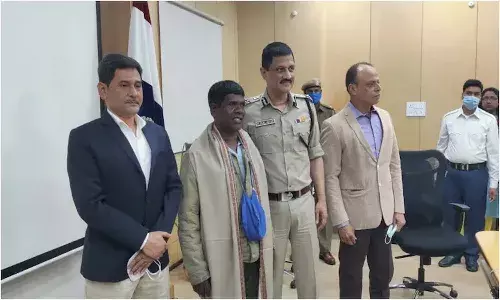 కచ్చా బాదం సింగర్ని సత్కరించిన పోలీసులు