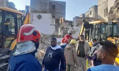 కుప్ప కూలిన ఇల్లు.. 9 ఏళ్ల బాలిక సహా నలుగురు దుర్మరణం