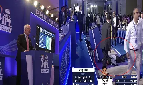 ఐపీఎల్ వేలంలో అపశృతి.. కిందపడిపోయిన ఆక్షనీర్.. నిలిచిపోయిన వేలం