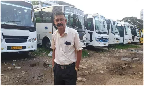 బస్సులను కేజీ 45 రూపాయలు చొప్పున అమ్ముతున్న కేరళ యజమాని
