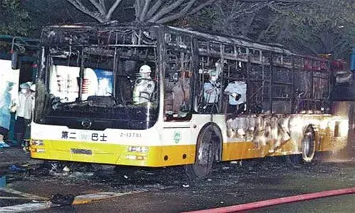 పెద్ద శబ్దంతో బస్సులో పేలుడు.. ఒకరు మృతి, 42 మందికి గాయాలు