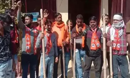 కనిపిస్తే కాళ్లు విరగ్గొడతాం: శివసేన కార్యకర్తలు