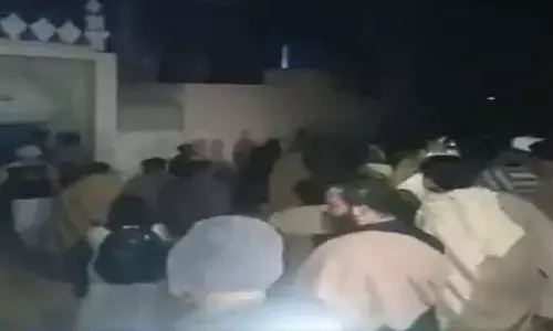 చెట్టుకు ఉరివేసి, చనిపోయే వరకూ ఇటుకలతో కొట్టారు