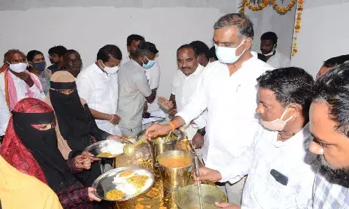 మంత్రి హరీష్ రావు క్యాంపు కార్యాలయంలో.. పేదలకు ఉచిత భోజనం