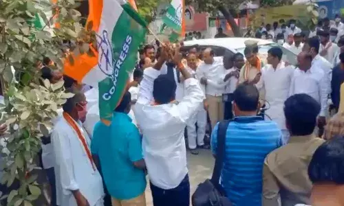 కాంగ్రెస్ కార్యకర్తలను అదుపులోకి తీసుకున్న పోలీసులు