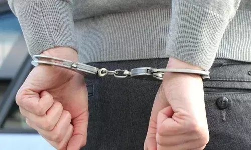 కాంగ్రెస్ ఎమ్మెల్యే భార్య ఫోన్ దోచుకెళ్లిన.. ఇద్దరు అరెస్ట్