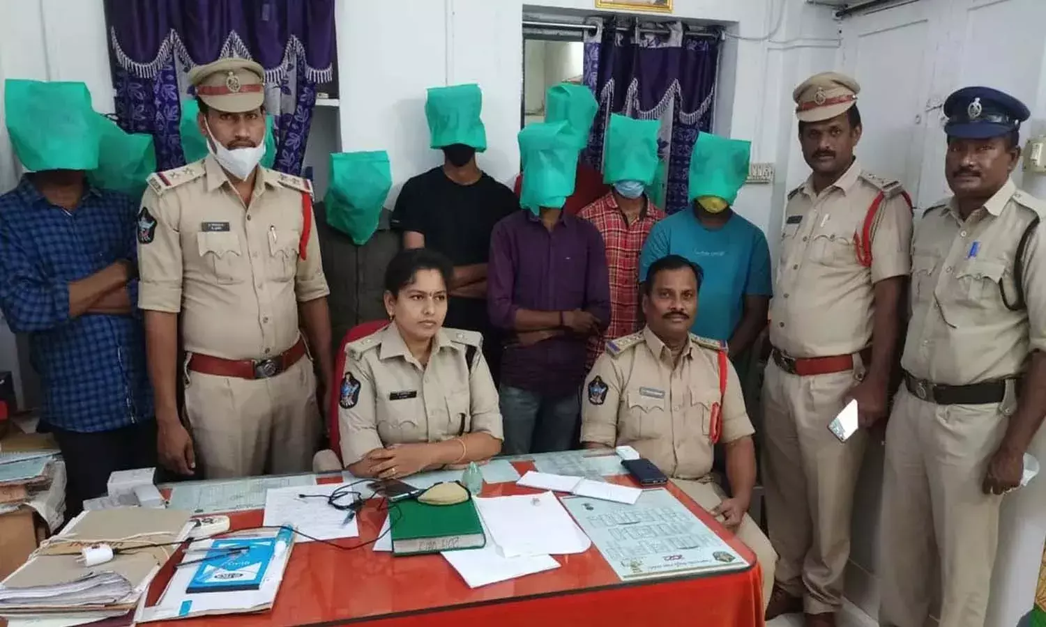 మైనర్‌ బాలికపై అత్యాచారం.. 64 మంది అరెస్ట్‌