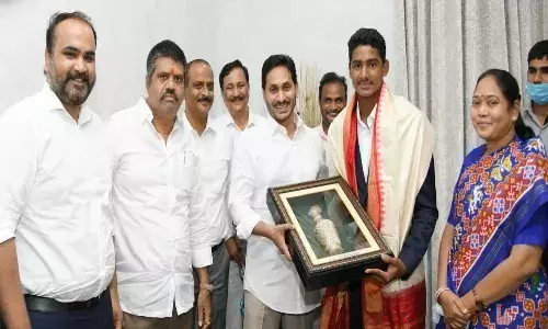 సీఎం జగన్ను కలిసిన అండర్-19 వైస్ కెప్టెన్ రషీద్.. డిగ్రీ పూర్తి చేశాక ఎస్ఐ ఉద్యోగం
