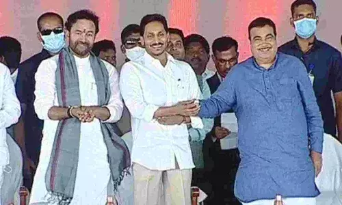 బెంజ్ సర్కిల్ రెండో ఫ్లైఓవర్ను ప్రారంభించిన వైఎస్ జగన్, కేంద్ర మంత్రి నితిన్ గడ్కరీ
