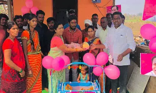 కొడుకుకు కేసీఆర్ పేరు పెట్టి అభిమానం చాటుకున్న దంపతులు..