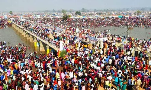 విషాదం.. మేడారంలో తొక్కిసలాట.. ఇద్దరు భక్తులు మృతి..!