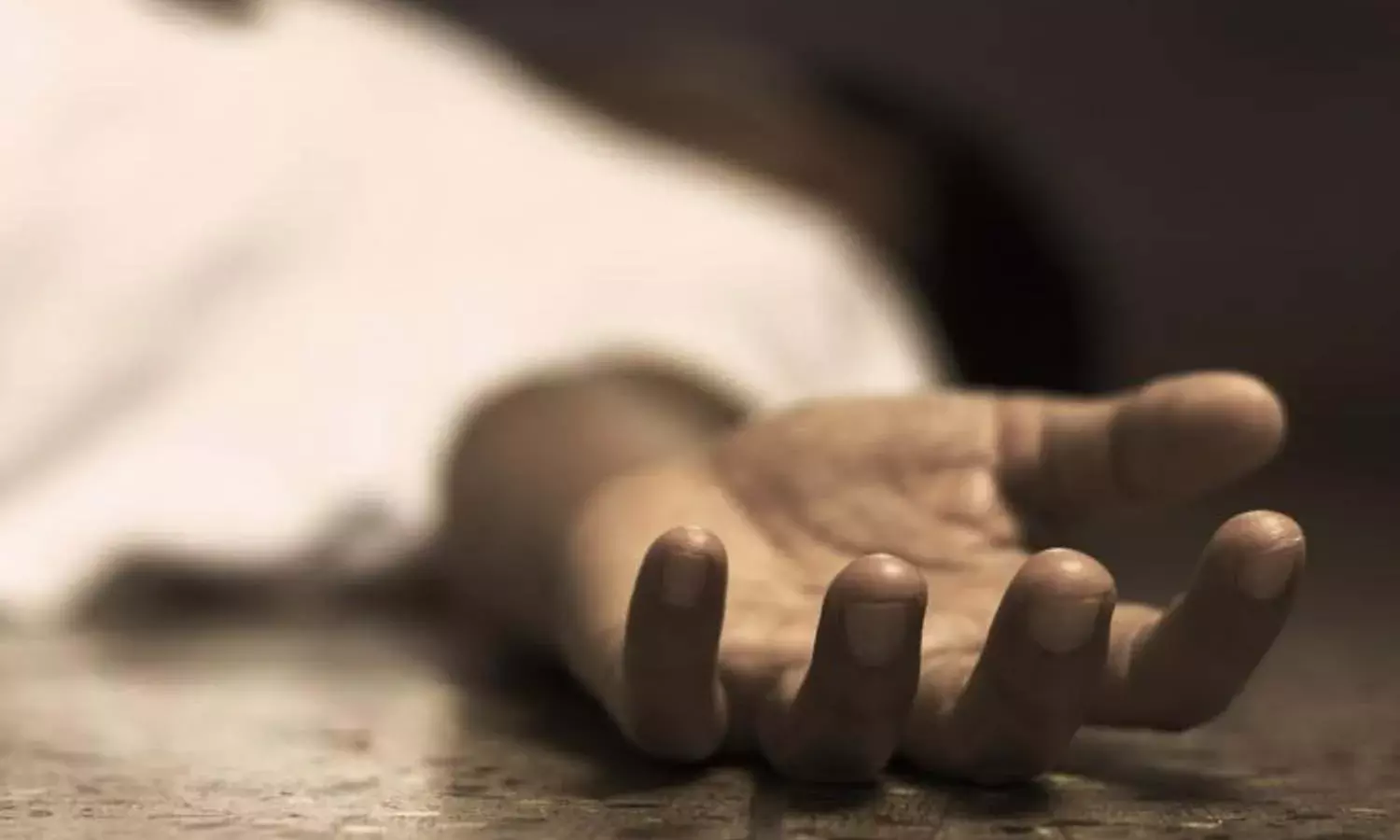 బ్లేడుతో భర్త మర్మాంగాన్ని కోసి చంపిన భార్య.. కూతురు చూడటంతో