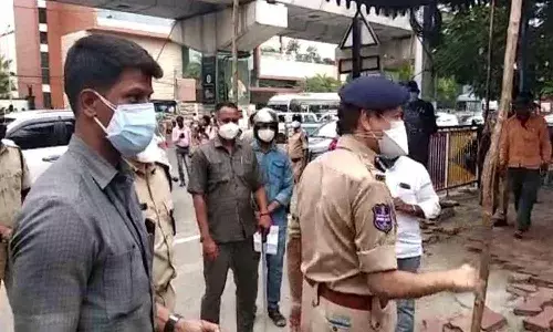 మహిళను కర్రతో కొట్టిన పోలీసు.. సైఫాబాద్లో ఉద్రిక్తత