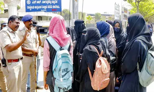 నిరసనలు చేశారని.. 58 మంది పాఠశాల విద్యార్థులు సస్పెండ్