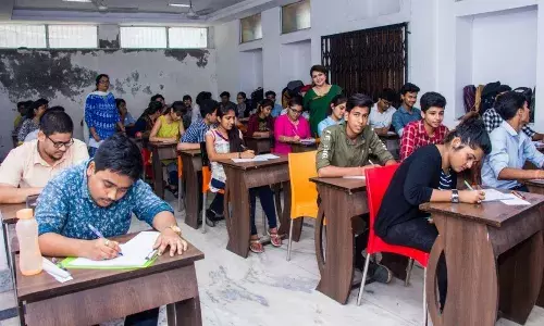 విద్యార్థుల తల్లిదండ్రులకు శుభవార్త.. అధిక ఫీజులకు చెక్..!