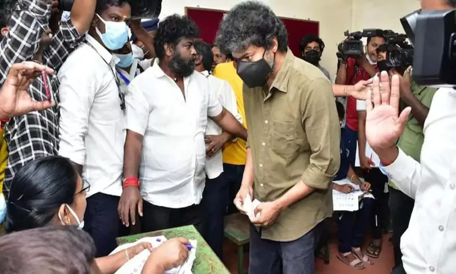 పోలింగ్‌ బూత్‌ వద్ద సామాన్యులకు అసౌకర్యం.. క్షమాపణలు చెప్పిన తలపతి విజయ్‌
