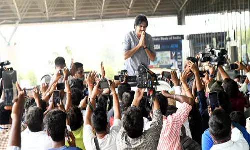 రాజమండ్రి ఎయిర్పోర్టులో జన సేనానికి ఘన స్వాగతం