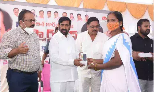 ఆశా వర్కర్లకు స్మార్ట్‌ఫోన్‌ల పంపిణీ