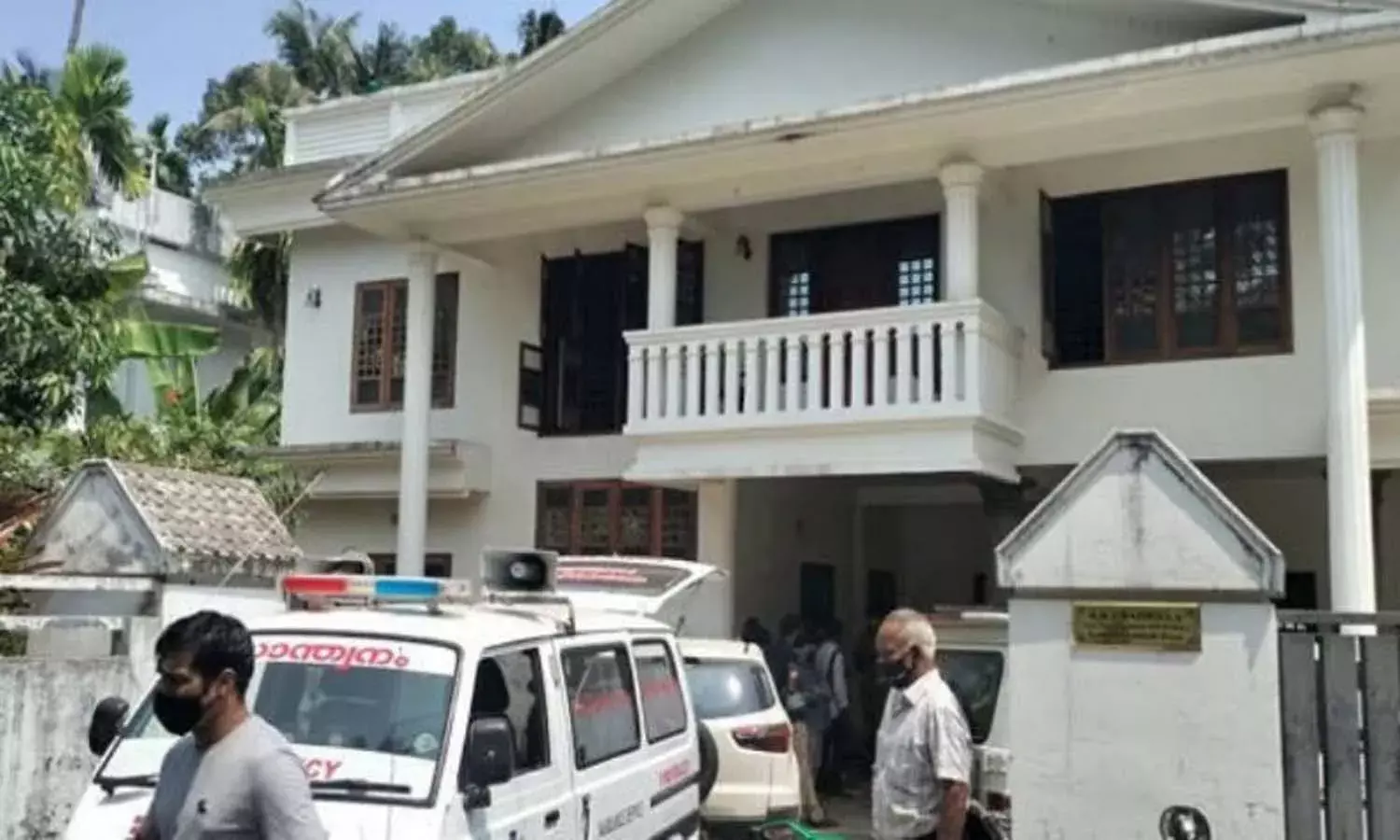 ఒకే కుటుంబానికి చెందిన నలుగురు ఆత్మహత్య
