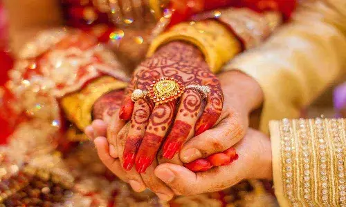 రెండో పెళ్లి చేసుకుంటుండగా.. భర్తను రెడ్ హ్యాండెడ్గా పట్టుకున్న భార్య