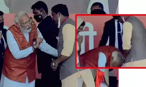 ప్రధాని మోదీ ఆయన కాళ్లు ఎందుకు తాకారు