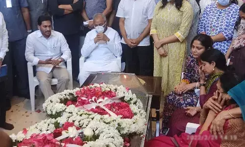 గౌతమ్‌రెడ్డి భౌతికకాయానికి సీఎం జగన్‌ నివాళులు