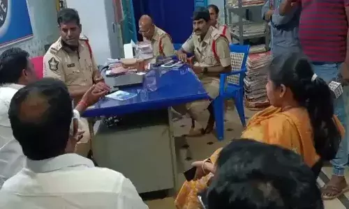 వరుస అరెస్టులపై ఆగ్రహం.. పోలీసులతో మాజీమంత్రి వాగ్వాదం