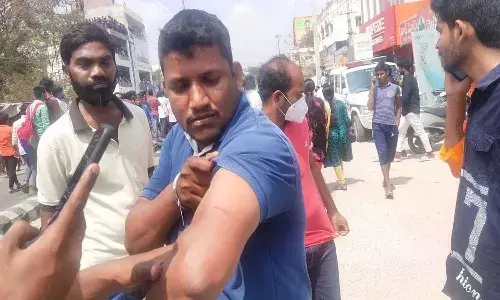 నల్గొండలో సమంత అభిమానులపై పోలీసులు లాఠీచార్జీ