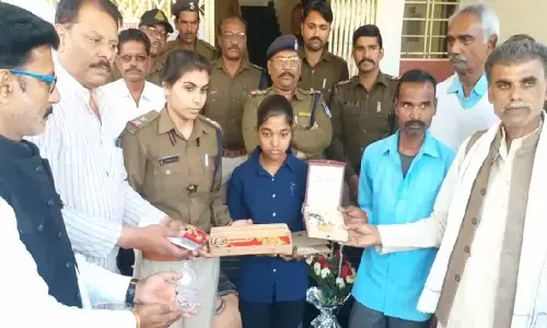 ఏడు లక్షల విలువైన బంగారం ఉన్న బ్యాగ్ ను తిరిగిచ్చేసిన బాలిక
