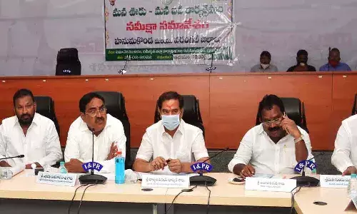 మన ఊరు-మన బడి అమలులో.. అధికారులు నిర్లక్ష్యం వహించొద్దు: మంత్రి ఎర్రబెల్లి