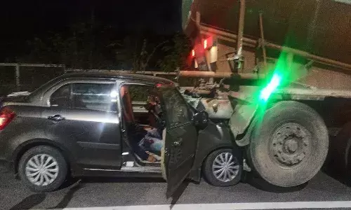 ఔటర్ రింగ్ రోడ్డుపై ఘోరప్రమాదం.. రైల్వే ఎస్సై మృతి..