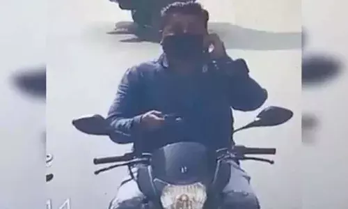 చేతిలో ఒక ఫోన్.. చెవి దగ్గర ఒక ఫోన్.. బైక్ రైడింగ్ ఎవరు చేస్తారు