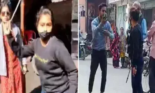 ముగ్గురు అక్కా చెల్లెల్లు రోడ్డు మీదకు వచ్చి.. యువకుడిని చితక్కొట్టారు