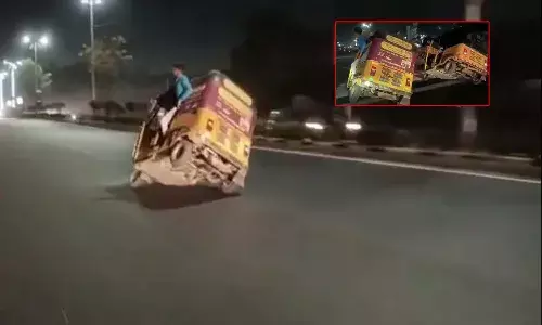 హైదరాబాద్ రోడ్లపై ఆటో డ్రైవర్లు స్టంట్ లతో రెచ్చిపోయారు..