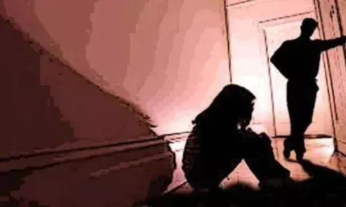 విద్యార్థినిపై డీన్ అత్యాచారం.. కేసు నమోదు