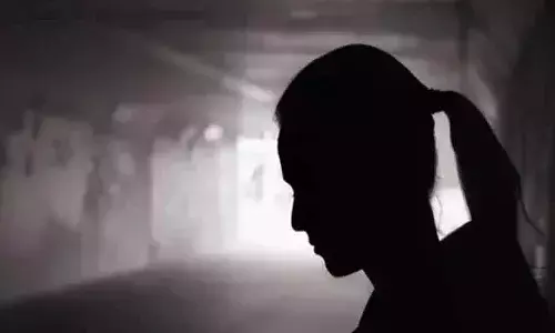 ప్రేమ పేరుతో లొంగదీసుకుని.. మైనర్ బాలికను వ్యభిచార గృహానికి అమ్మేందుకు ప్రయత్నం