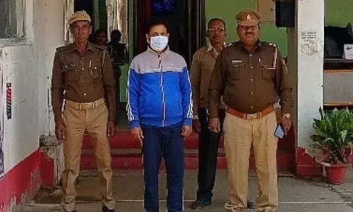 మైనర్ బాలిక తన బాయ్ ఫ్రెండ్తో ఉండడాన్ని చూసిన ఆ వ్యక్తి.. ఆ తర్వాత