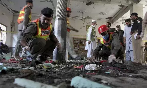 పాక్‌లో బాంబు పేలుడు.. 30 మంది మృతి