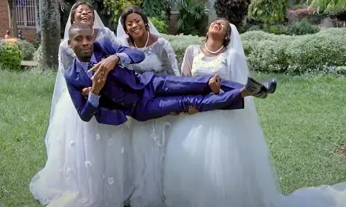 ఒకే రోజు ముగ్గురిని పెళ్లి చేసుకున్న వ్యక్తి.. ట్విస్ట్ ఏమిటంటే..!