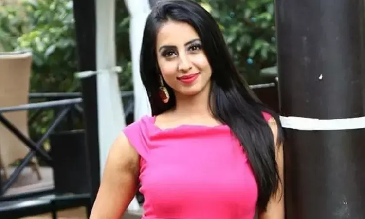 అర్ధరాత్రి సమయంలో హీరోయిన్ సంజనకు అశ్లీల సందేశాలు