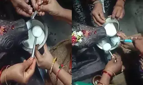 శివాలయంలోని నంది పాలుతాగుతుందని పోటెత్తిన భక్తులు..!