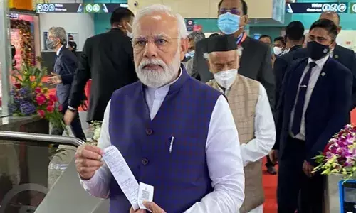 టికెట్ కొని మెట్రోలో ప్రయాణించిన ప్రధాని మోదీ